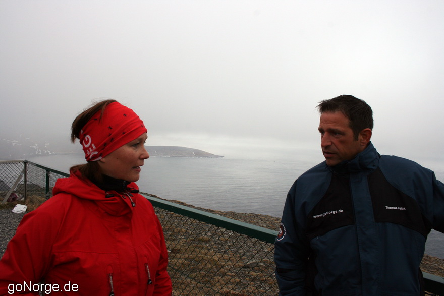 Heidi erklärt Thomas die Geschichte des Nordkaps